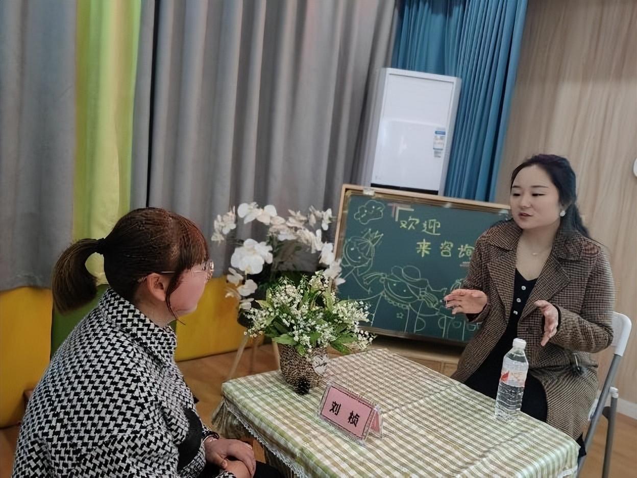 翠屏區家長學校走進菜幼，點亮科學育兒之路——家庭教育公益講座與咨詢服務同步開展